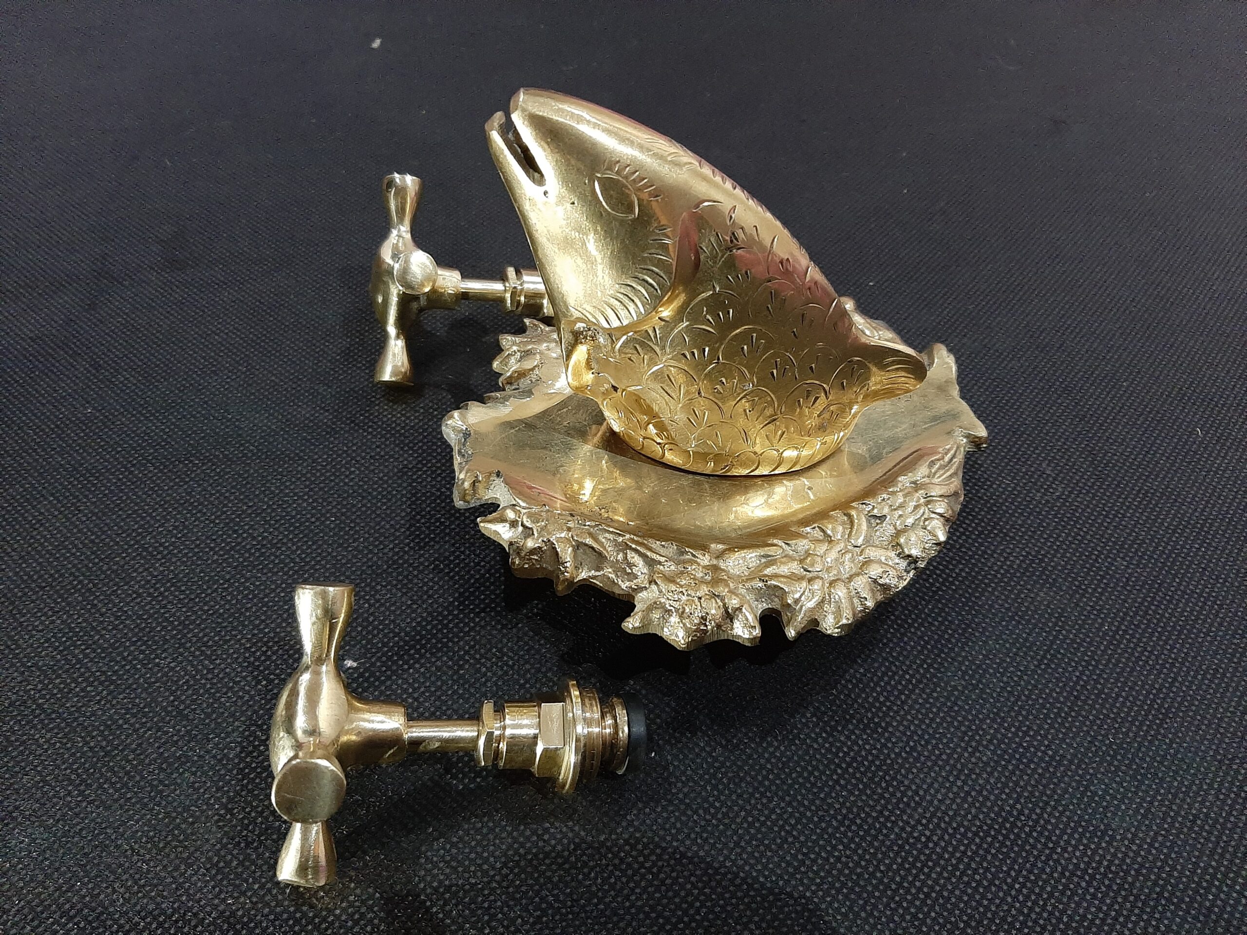 Brass popular bathroom faucet in the shape of a fish from the Moroccan industry